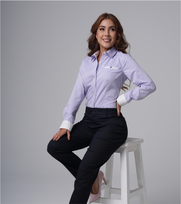 Equipo administrativo usando uniformes corporativos elegantes en oficina moderna, representando cultura organizacional profesional.